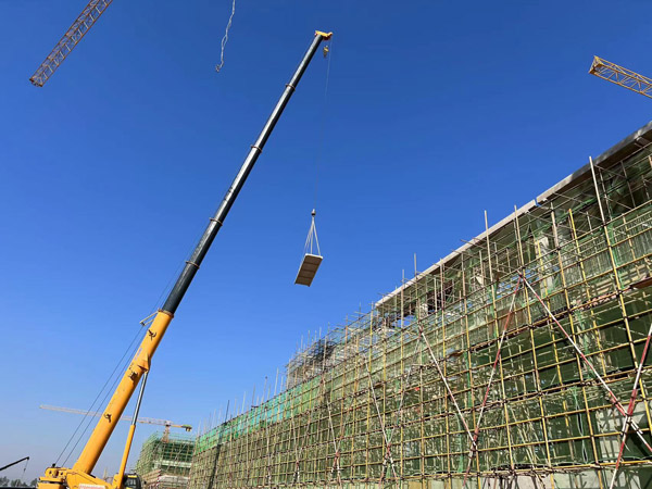 江西鑫科环保项目提前完成稀贵车间主跨屋架及屋面板吊装任务