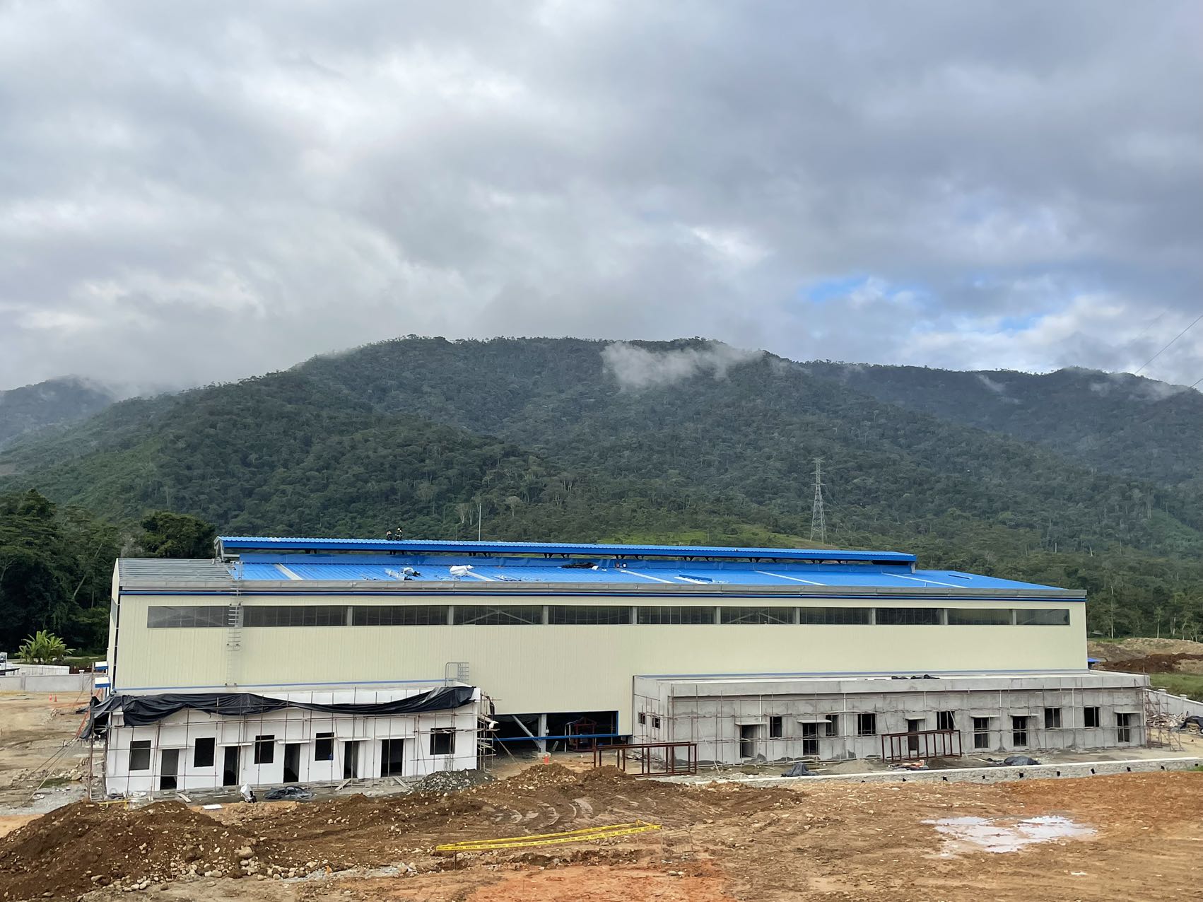 厄瓜多尔分公司顺利完成铜冠投资公司耐磨主厂房钢结构安装 厄瓜多尔分公司顺利完成铜冠投资公司耐磨主厂房钢结构安装